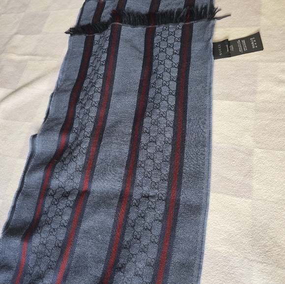 Authentic Gucci Men's Scarf in Navy and Crimson - Picture 3 of 13